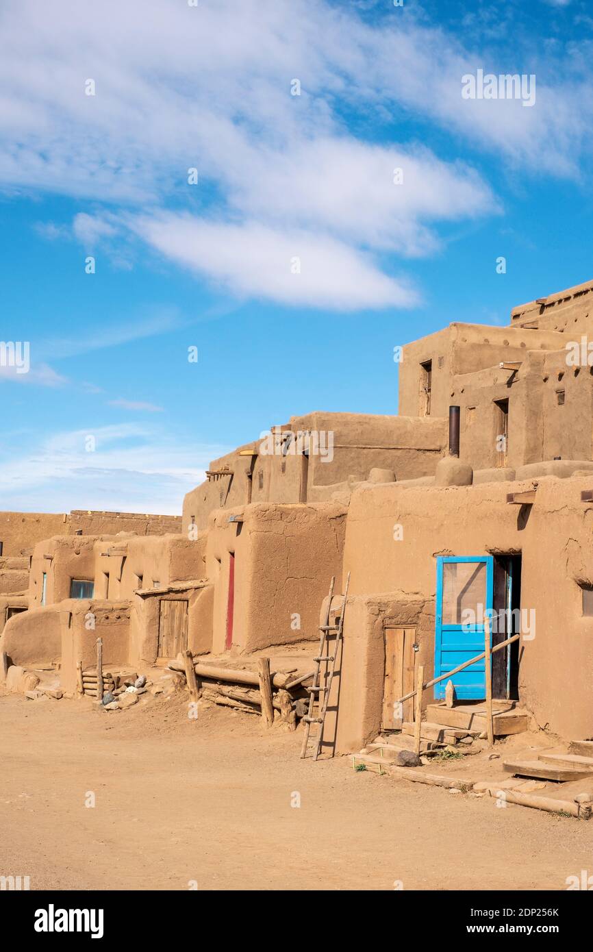 Adobe case di mattoni di fango nello storico villaggio nativo americano di Taos Pueblo, New Mexico, Stati Uniti. Patrimonio dell'umanità dell'UNESCO. Foto Stock