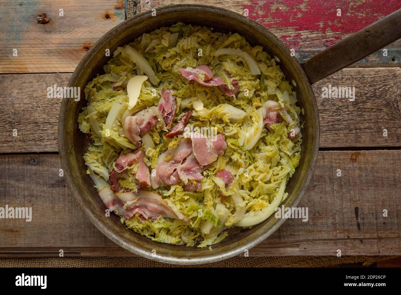 Una padella di pancetta fritta e cavolo. Inghilterra GB Foto Stock