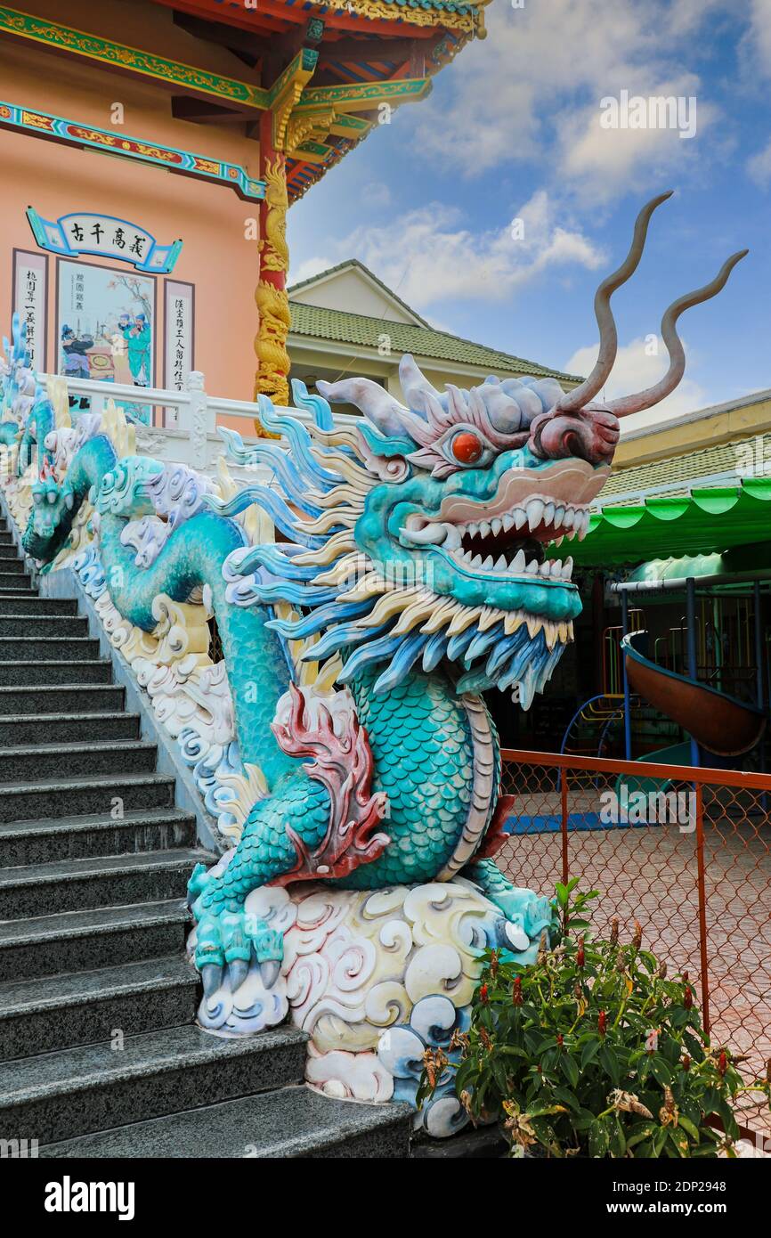 Un drago decorativo al tempio cinese buddista Hoi Tuong te Nguoi Hoa, Phu Quoc, Vietnam, Indocina, Sud-est asiatico, Asia. Foto Stock