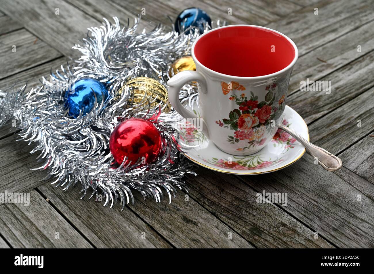 Decorazione di Natale con una tazza. Ghirlande, e baubles Foto Stock