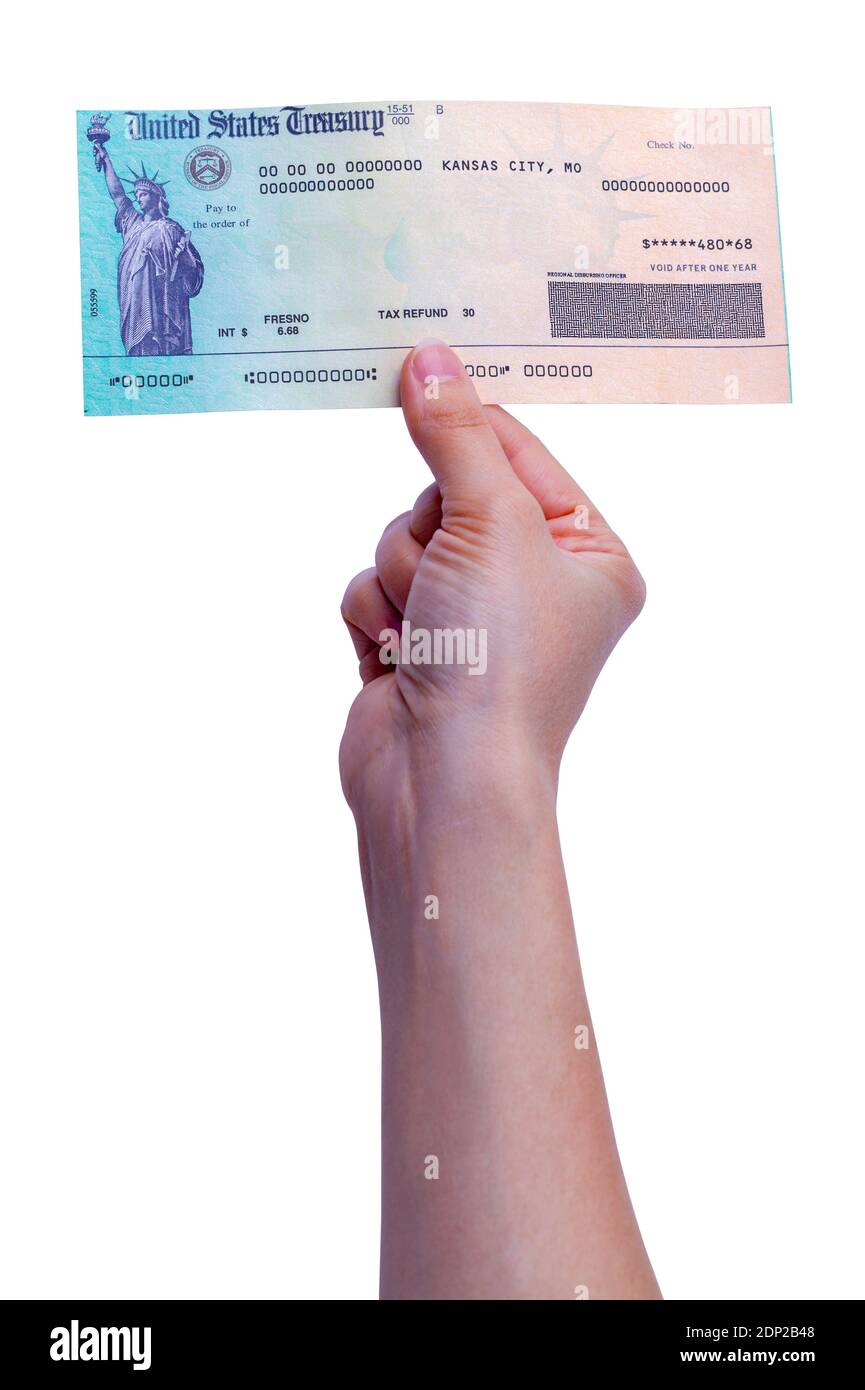 Mano Womans che tiene in su un controllo di rimborso di imposta. Foto Stock