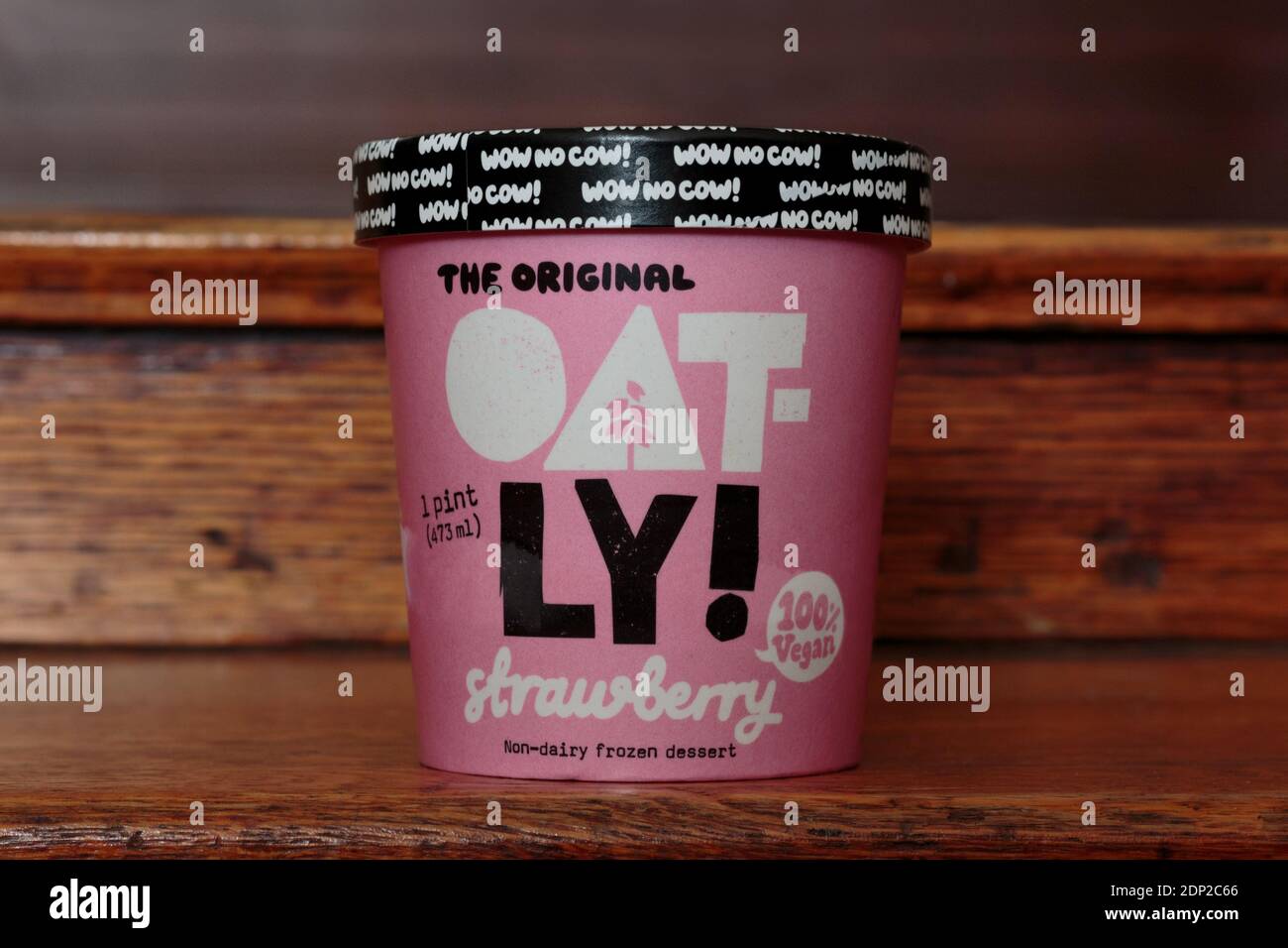 editoriale illustrativo di una pinta di gelato vegano alla fragola di marca oatly fatto con latte d'avena, un'alternativa casearia Foto Stock