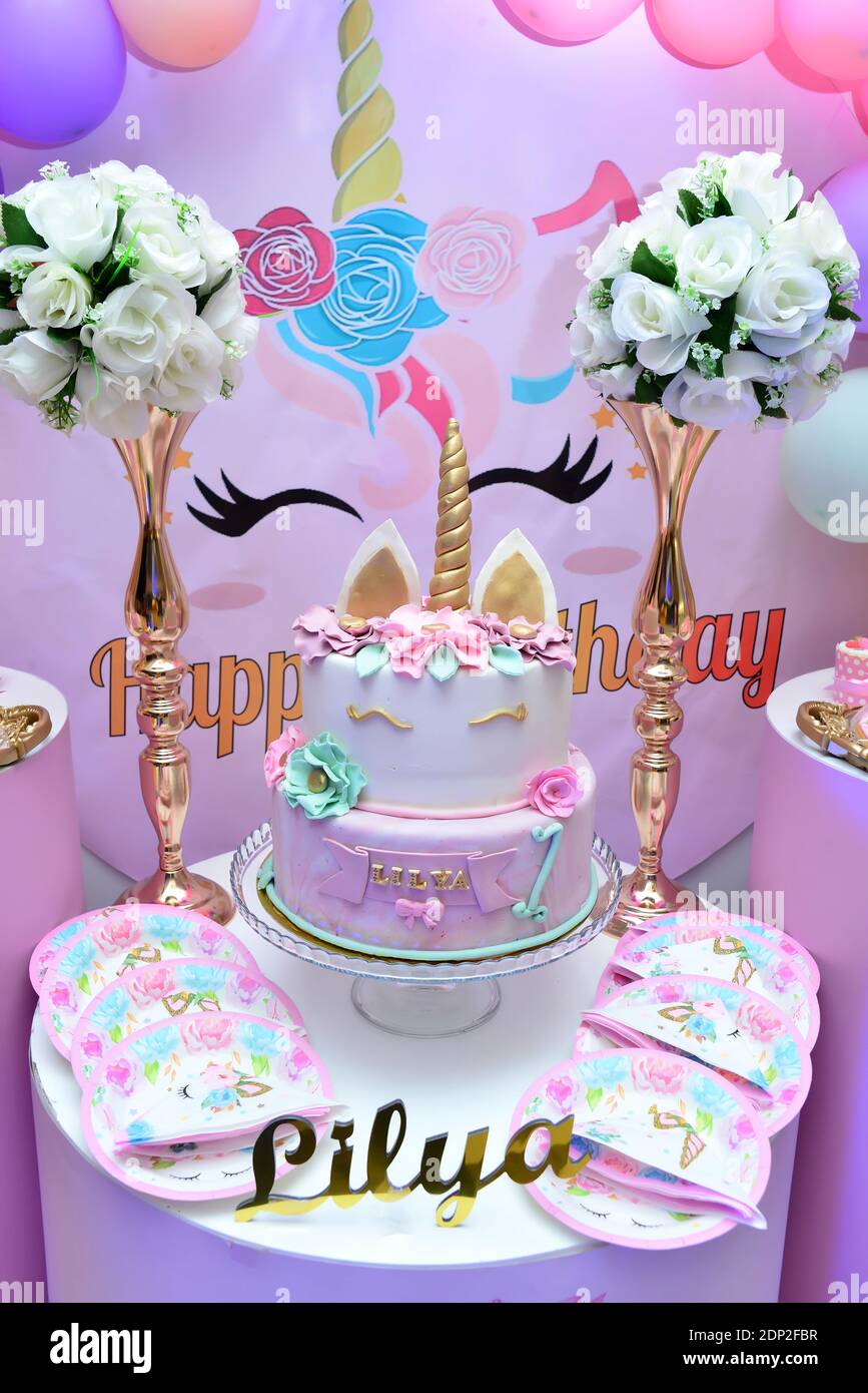 Torta di compleanno rosa per girls.Detail di una torta unicorn di compleanno  - fuoco sul topper dell'arcobaleno Foto stock - Alamy