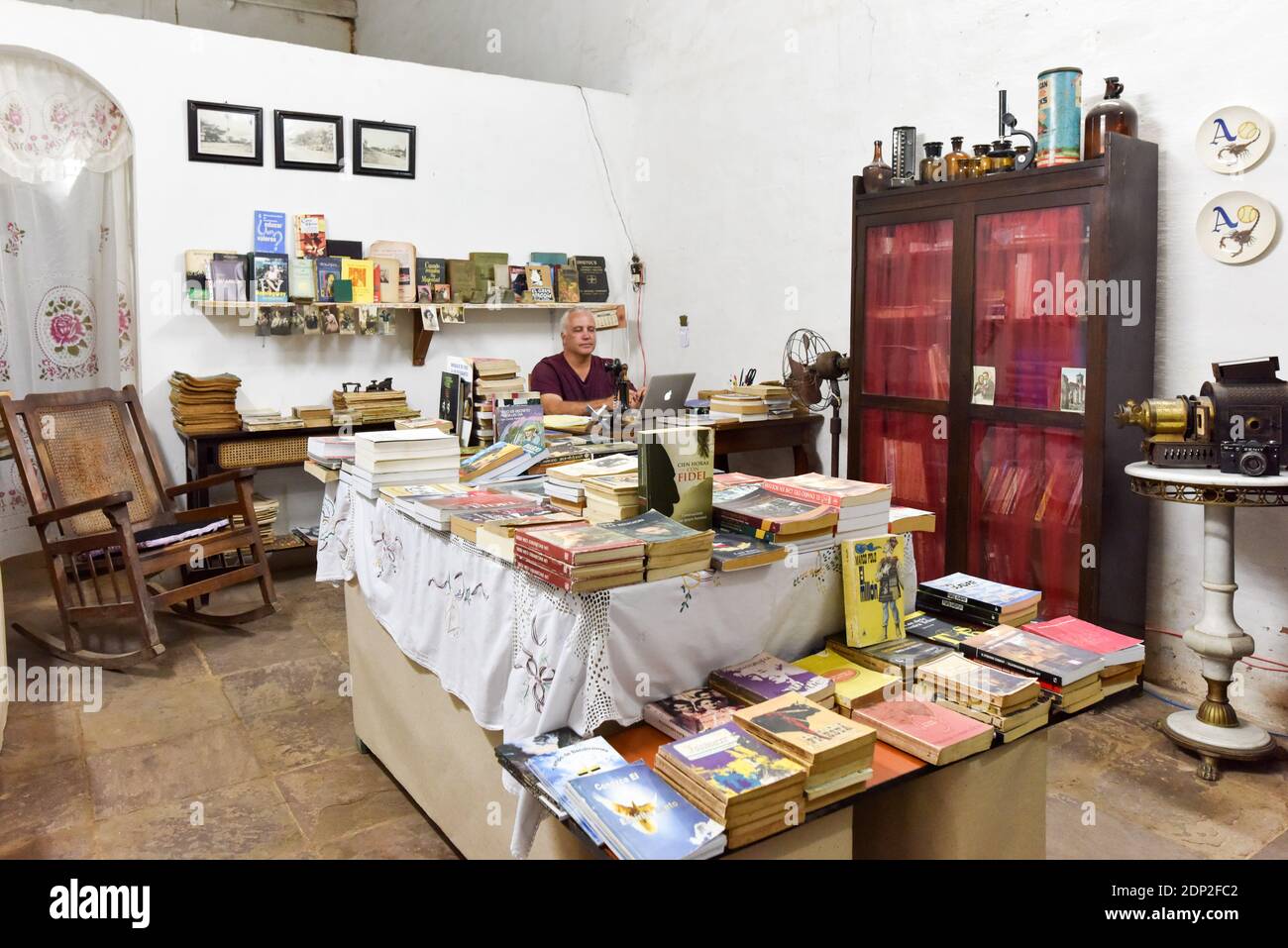 Piccola libreria indipendente che vende libri cubani d'epoca, Trinidad, Cuba Foto Stock