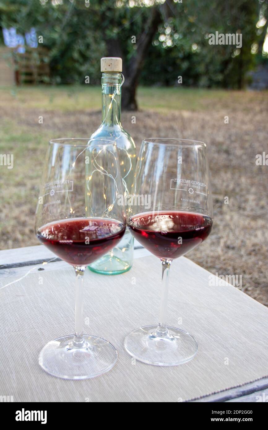 A Montalcino - Italia - il 2020 agosto - due bicchieri di Brunello di Montalcino, famoso vino toscano Foto Stock