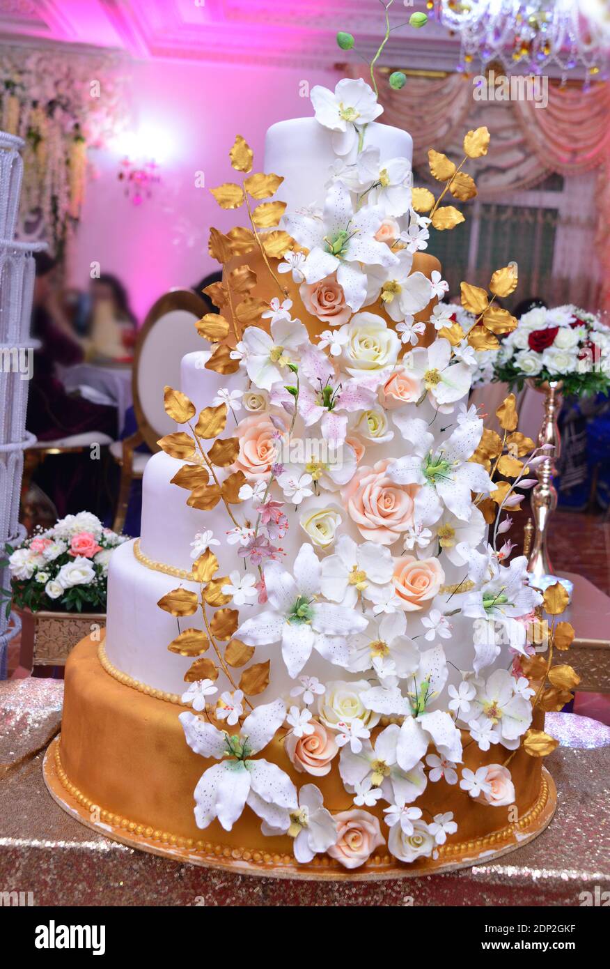 Fiori freschi su una torta di nozze Foto Stock