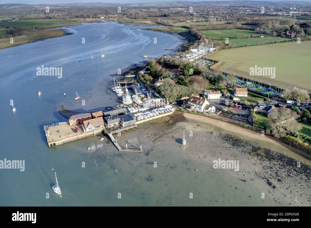 Vista aerea di Yachts a Dell Quay e l'estuario con il sole che riflette la superficie dell'acqua. Foto Stock