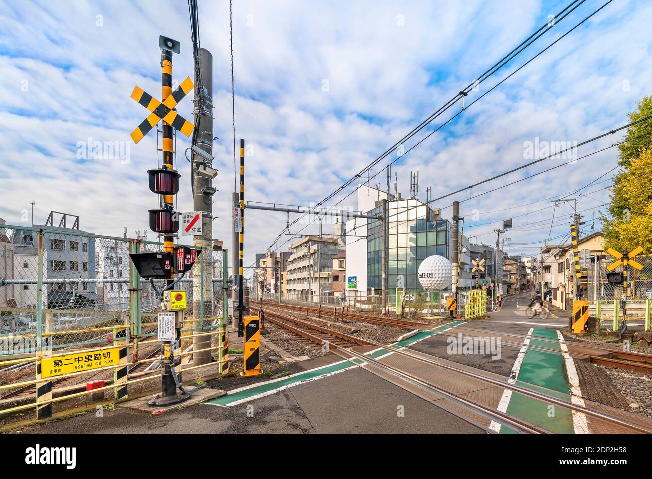 tokyo, giappone - dicembre 06 2020: L'ultimo e unico passaggio di livello della linea Yamanote chiamata Nakazato Railroad Crossing II che sarà distrutto Foto Stock