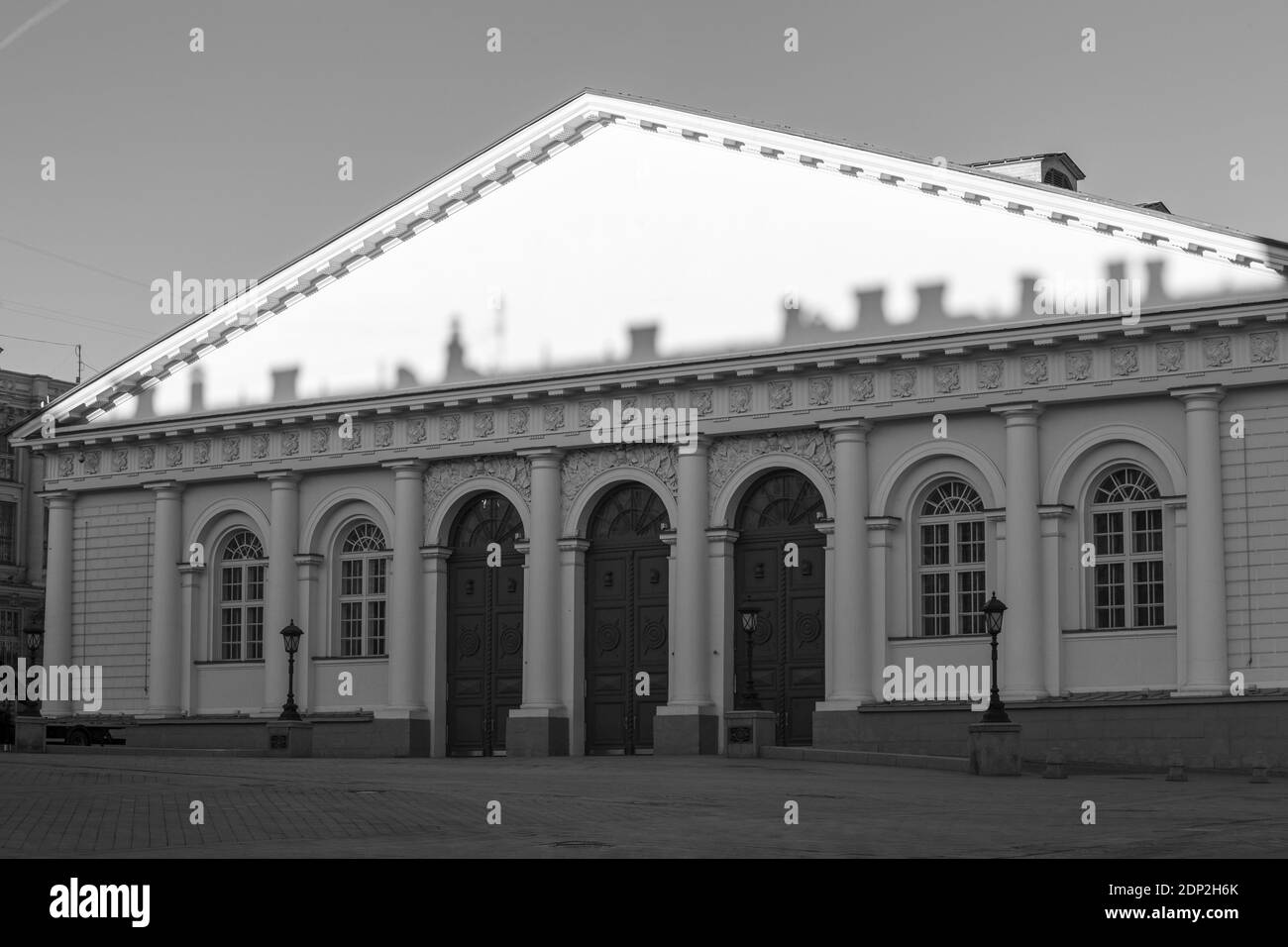 Facciata bianca e nera dell'edificio Manege, Mosca, Russia Foto Stock