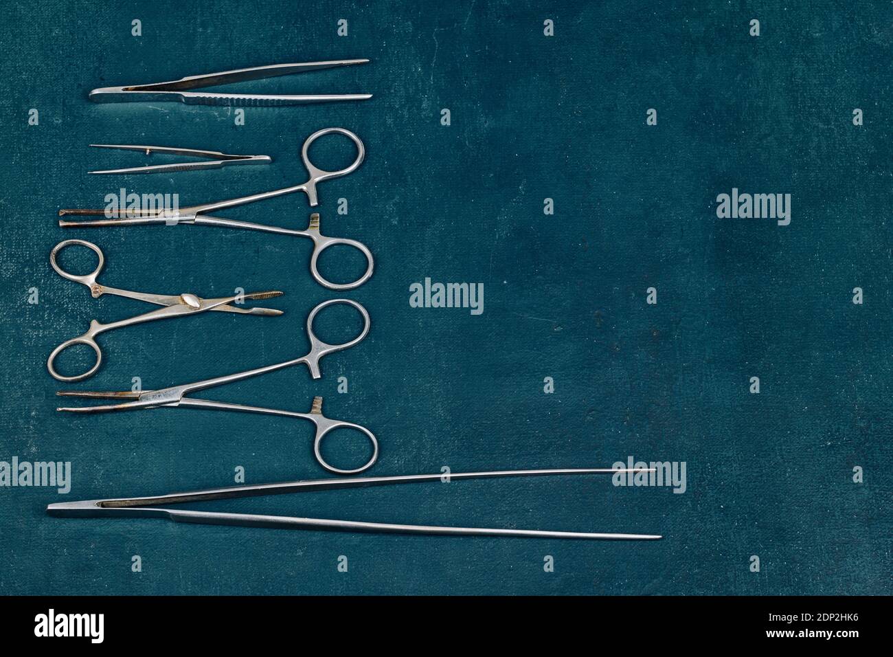 Strumenti chirurgici vecchi, arrugginiti, usati su sfondo blu, primo piano Foto Stock