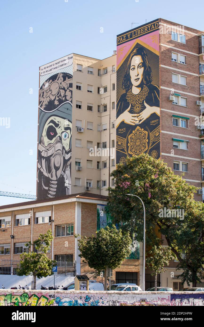 Dipinti di D Face (l) en obey Shepard Fairey (r) a Malaga Soho su edifici, quartiere d'arte, Andalusia, Spagna Foto Stock
