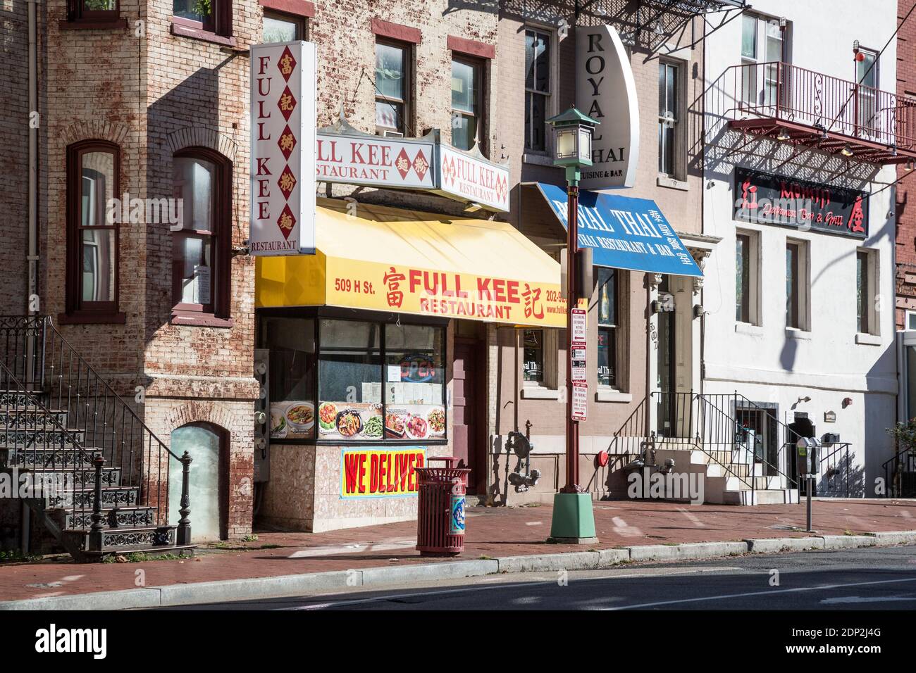 Diversità etnica su H Street NW, Chinatown Street Scene, Thai, cinese, e giapponese ristoranti, Washington DC, Stati Uniti Foto Stock