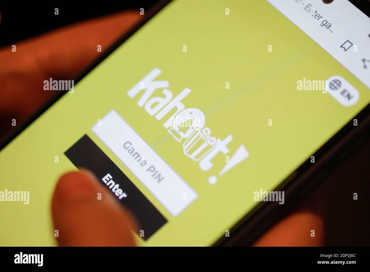 Bucarest, Romania - 18 dicembre 2020: Profondità di campo poco profonda con le mani di una donna che utilizza il sito web/app Kahoot su un dispositivo mobile. Foto Stock