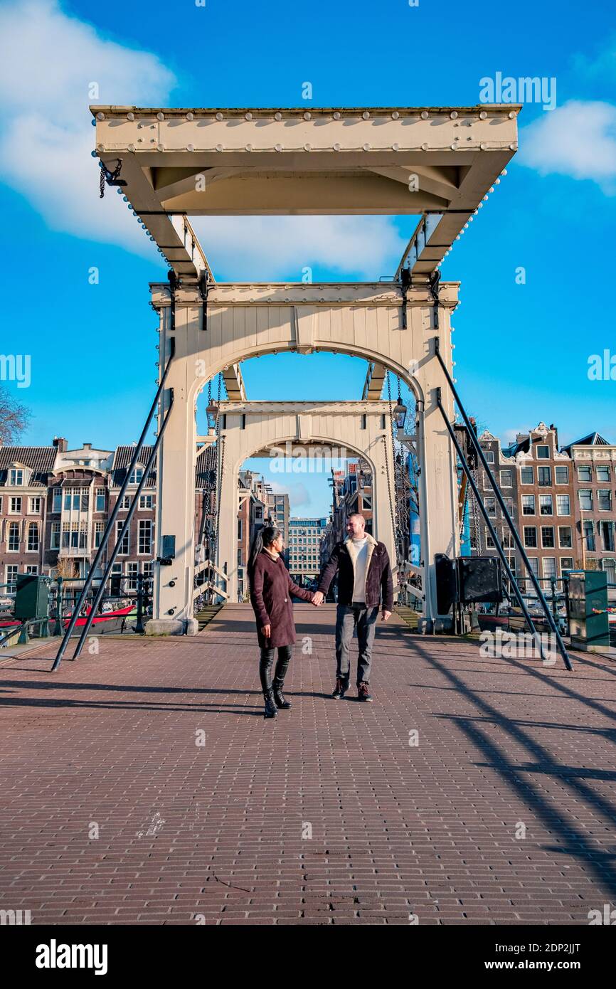 Magere brug , traduzione skinny bridge Amsterdam Olanda, coppia in viaggio  in città ad Amsterdam Olanda. Europa Foto stock - Alamy