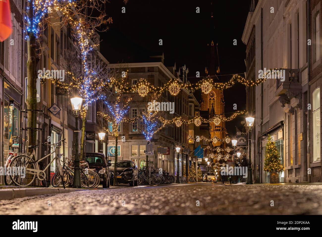 Bella illuminata e decorata Rechtstraat a Wyck, Maastricht pronto a ricevere i clienti nei negozi locali per acquistare i regali annuali di Natale. Foto Stock