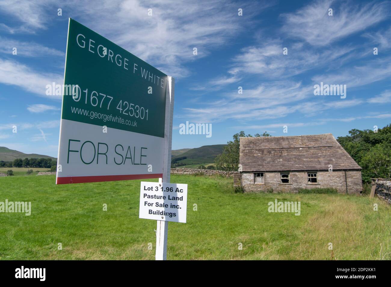 Per vendita firmi su piccolo pascolo e costruzione nelle valli dello Yorkshire, ideale per la conversione del fienile. North Yorkshire, Regno Unito. Foto Stock