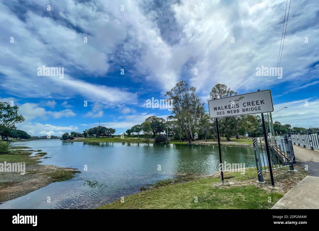 Vista del ponte Des Webb sul canale Walkers Creek a Redcliffe, Queensland Foto Stock