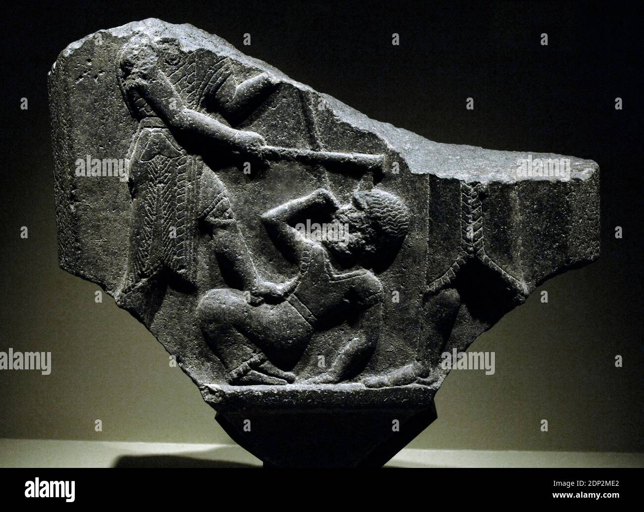 Il Re Guerriero. Frammento di una stela di vittoria conosciuta come la Stela di Mardin. Basalto. H. 49 cm. L 55 cm. Vecchio periodo babilonese. Inizio del 18 ° secolo AC. Attribuito alla regione di Sinjar (Mardin, Iraq). Il re vittorioso ferma il nemico con la lancia e solleva la sua ascia per rompere il cranio. L'iscrizione raffigura la vittoria di un re, il cui nome è stato cancellato, sulla città di Arrapha e la continuazione delle sue campagne vittoriose nella terra di Qabra nella Mesopotamia settentrionale. Questo sovrano è stato identificato come Sessi-Addu, fondatore di un potente regno in Assiria. Museo del Louvre. Parigi, Francia. Foto Stock