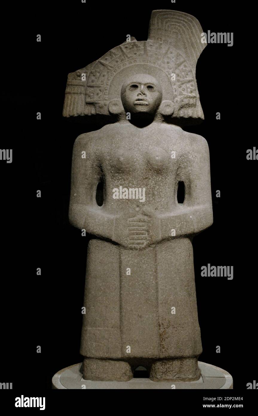 Periodo precolombiano. Civiltà Huastec (900-1450). Figura femminile raffigurante Tlazolteotl (Dea della fertilità). Arenaria. Tlazolteotl è mostrato con le mani aggrappate davanti, indossando un headdress semicircolare con 'picchi' radianti e design inciso. Fiume Panuco, Messico. British Museum. Londra, Inghilterra, Regno Unito. Foto Stock