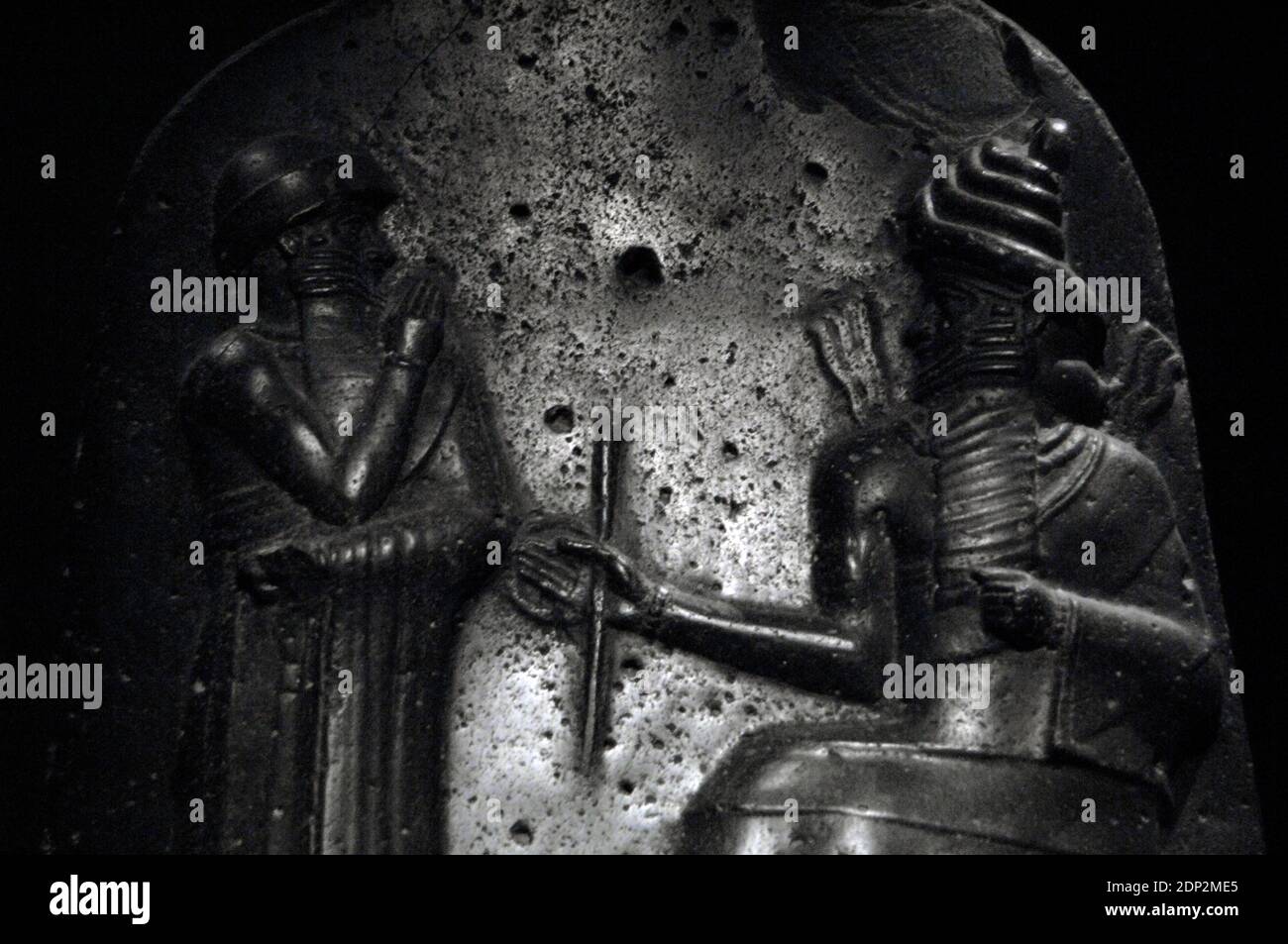 Codice di legge di Hammurabi, re di Babilonia. Stele di basalto, eretto dal re Hammurabi di Babilonia (1792-1750 a.C.). Dettaglio del rilievo raffigurante Hammurabi (in piedi) che riceve la sua investitura da Shamash, dio della giustizia. Museo del Louvre. Parigi, Francia. Foto Stock
