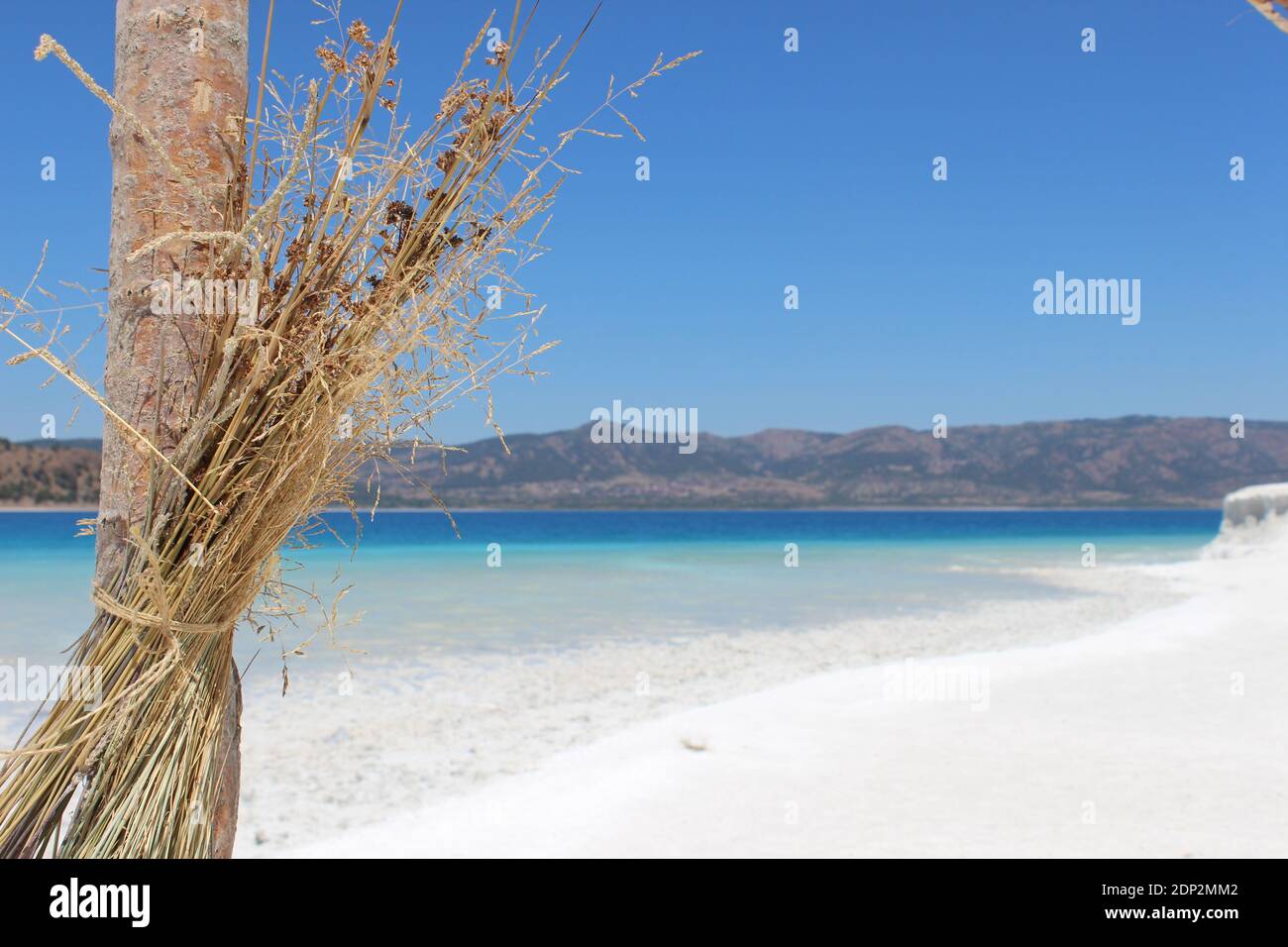 Vista turchese sul lago Salda con sabbia bianca nella Turchia di Burdur Foto Stock