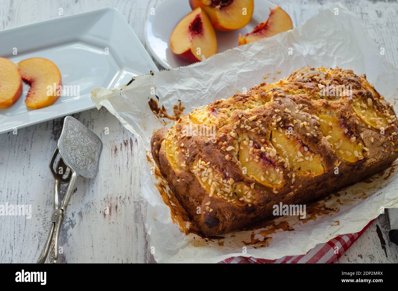 Deliziosa torta con pesche sul tavolo Foto Stock