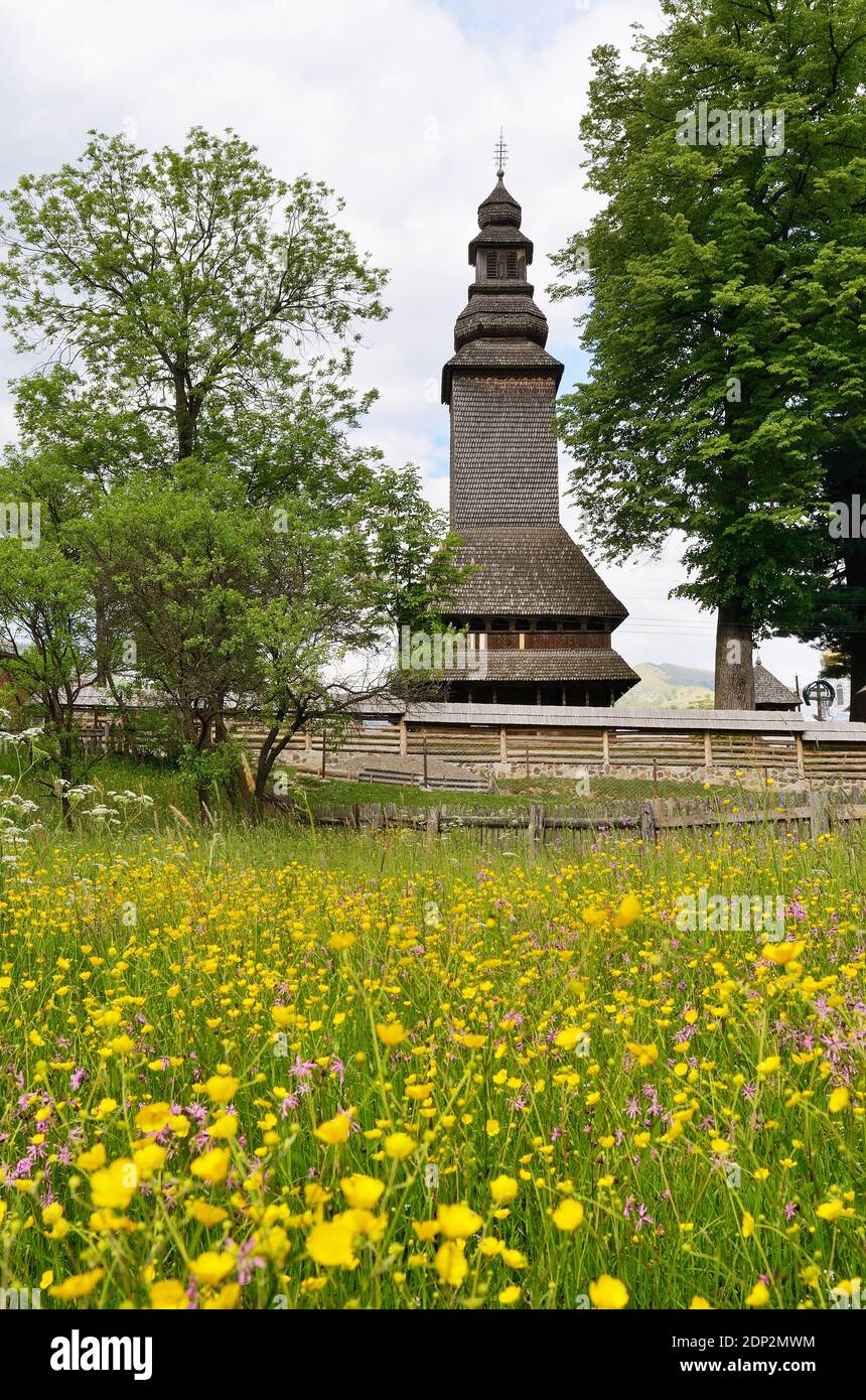Vecchia chiesa di legno. Ora qui è un museo. Il villaggio di Kolochava, Carpazi, Ucraina, Europa Foto Stock