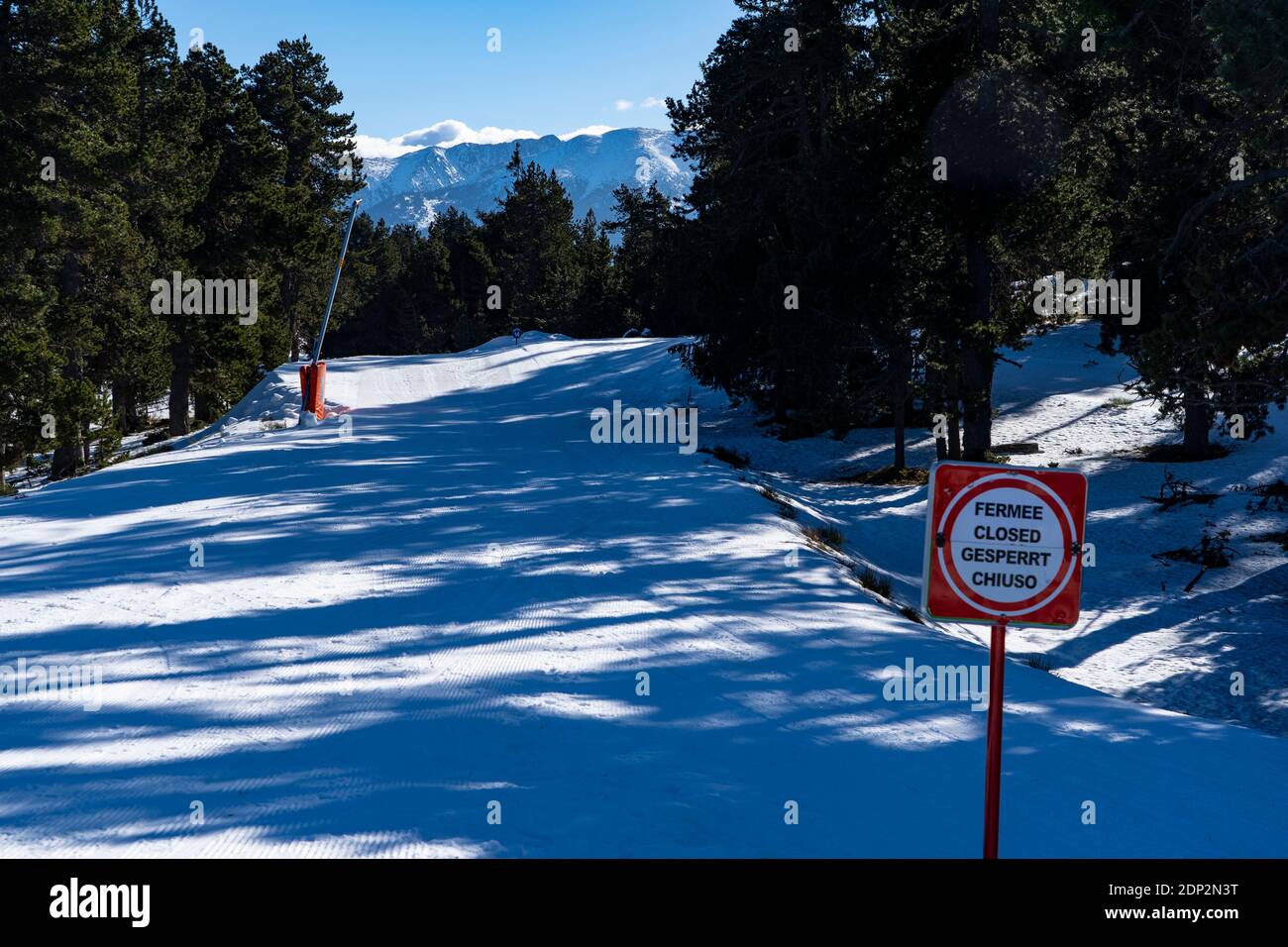 Molta neve, piste vuote. Stazioni sciistiche chiuse, 18 dicembre 2020, a Font Romeu, Pirenei, orientali, Francia, a causa di restrizioni Coronavirus. Foto Stock
