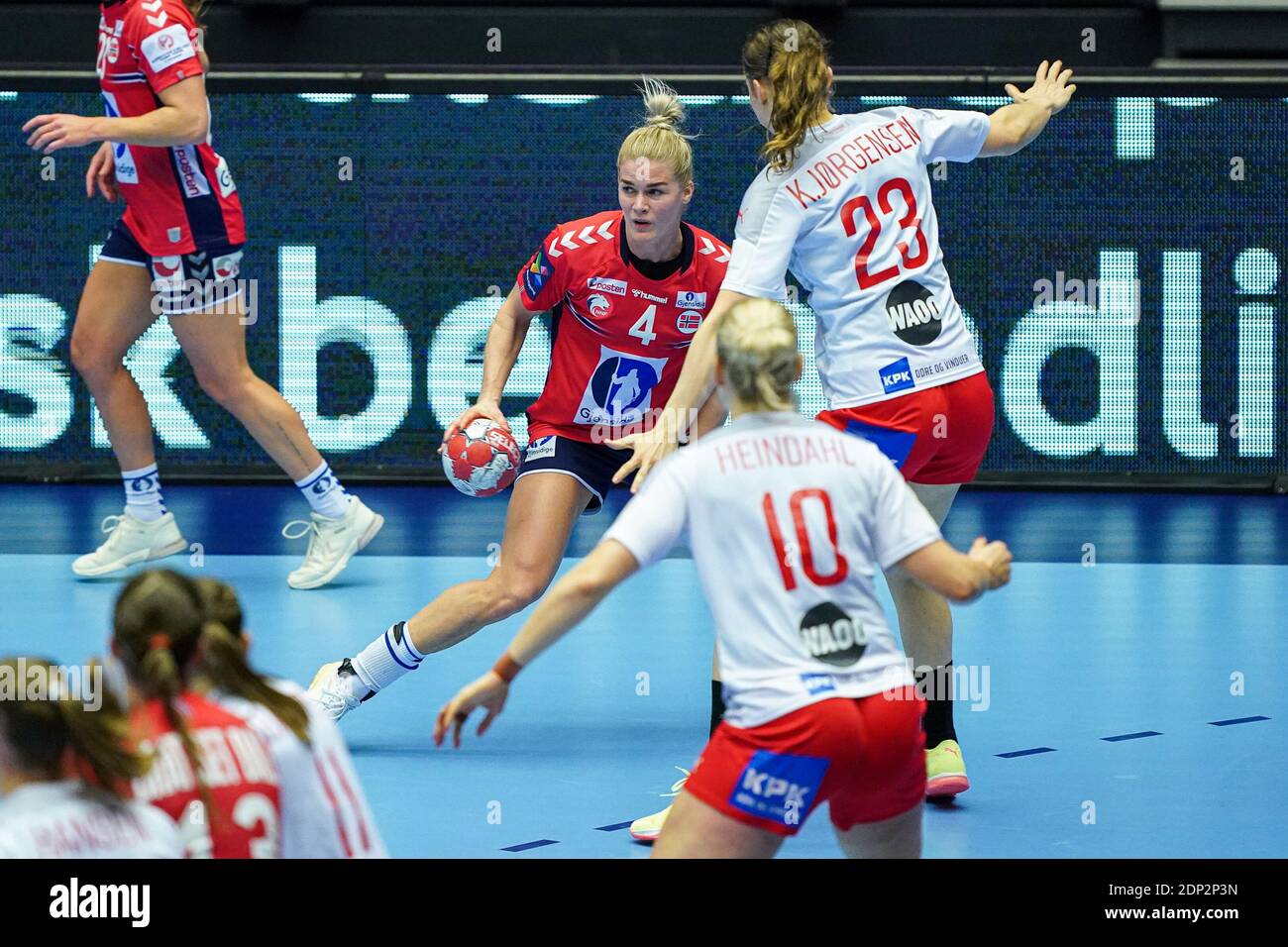 HERNING, DANIMARCA - DICEMBRE 18: Veronica Egebakken Kristiansen di Norvegia, Kristina Jorgensen di Danimarca durante la partita EHF Euro 2020 tra donne Foto Stock