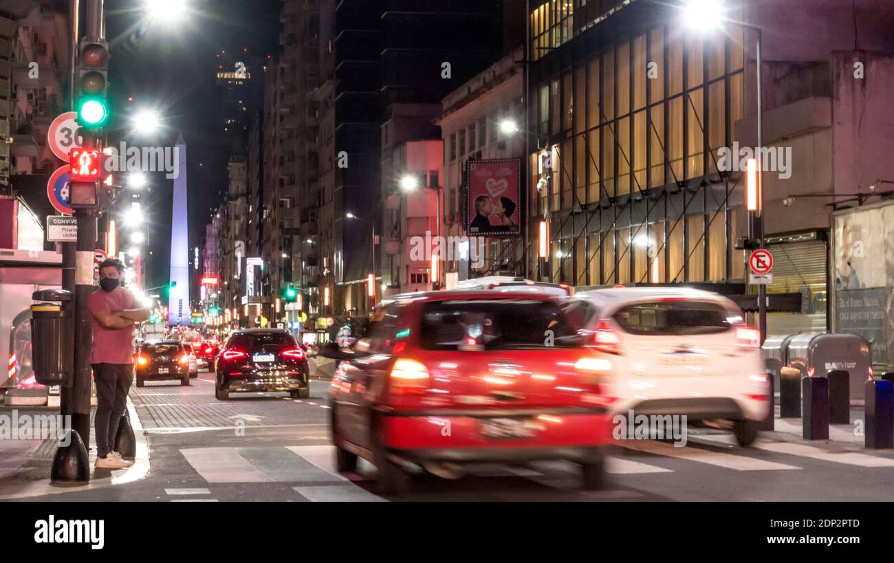 Foto notturna di Corrientes Avenue, Buenos Aires, Argentina con l'Obleisco durante la pandemia del Covid-19 del 2020 Foto Stock