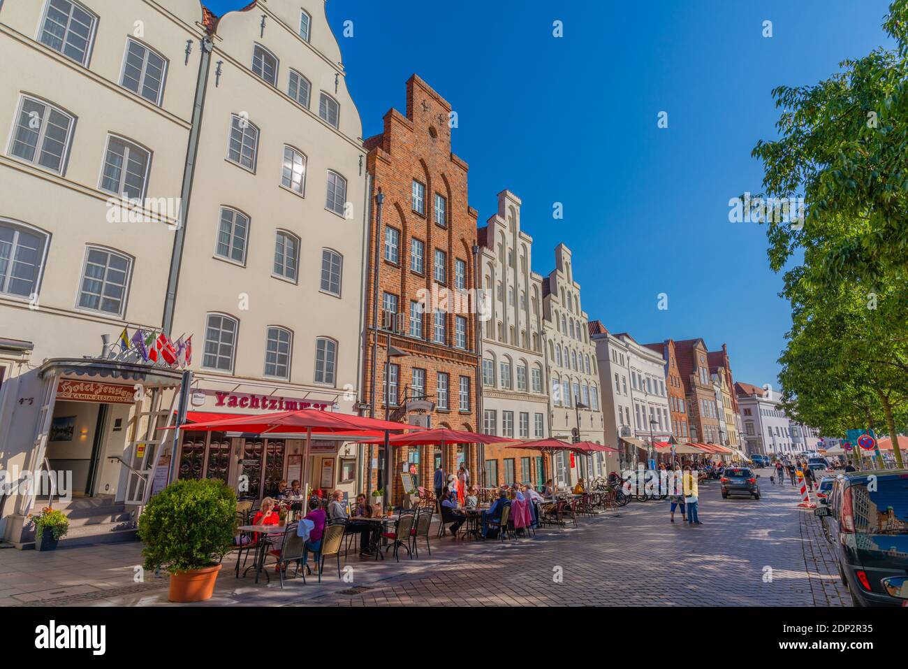 Insieme di case storiche, caffè e ristoranti in Via An der Obertrave, Città anseatica di Lübeck, Schleswig-Holstein, germania del Nord, Europa Foto Stock