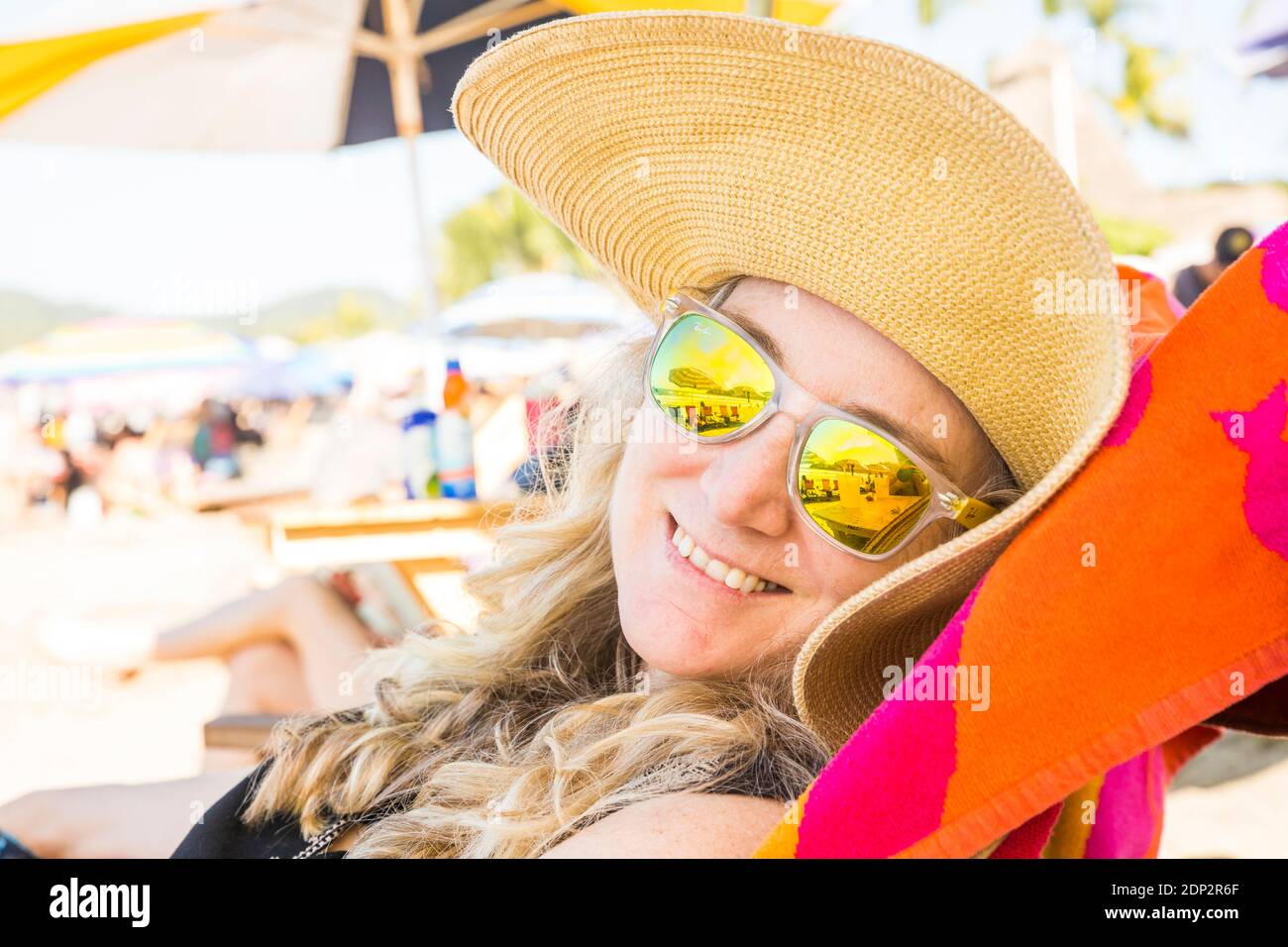 Una donna di mezza età che si rilassa sulla spiaggia a Sayulita, Nayarit, Messico. Foto Stock