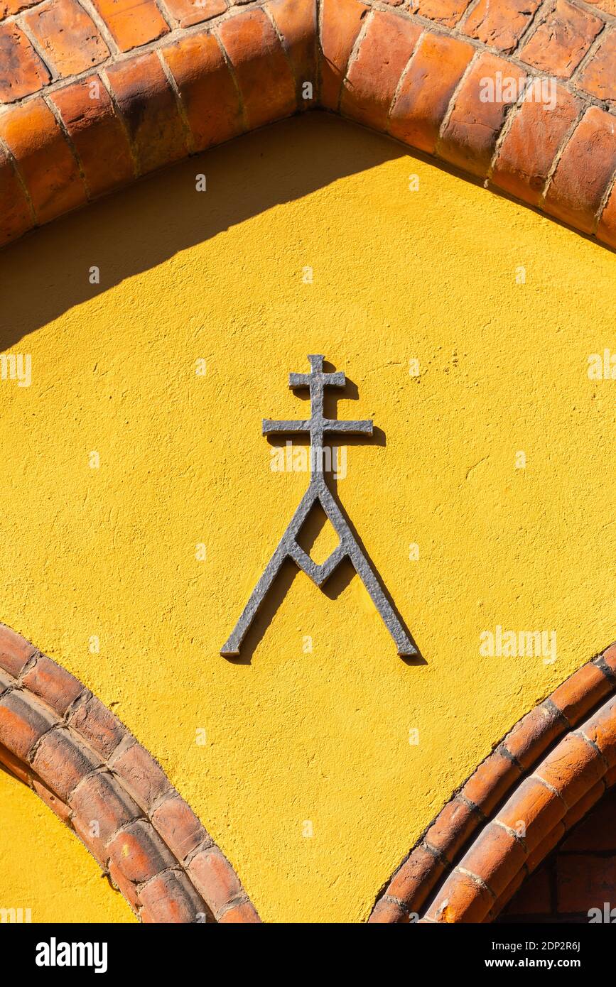 Simbolo cristiano su una parete della casa, Città anseatica di Lübeck, Schleswig-Holstein, germania del Nord, Europa Foto Stock