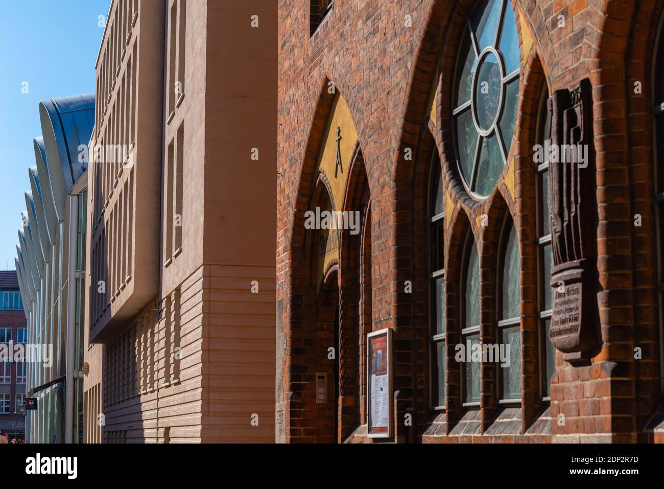 La storica St. Marien Werkjaus, a differenza del moderno centro commerciale di Piazza del mercato, Città anseatica di Lübeck, Schleswig-Holstein, Germania, Europa Foto Stock