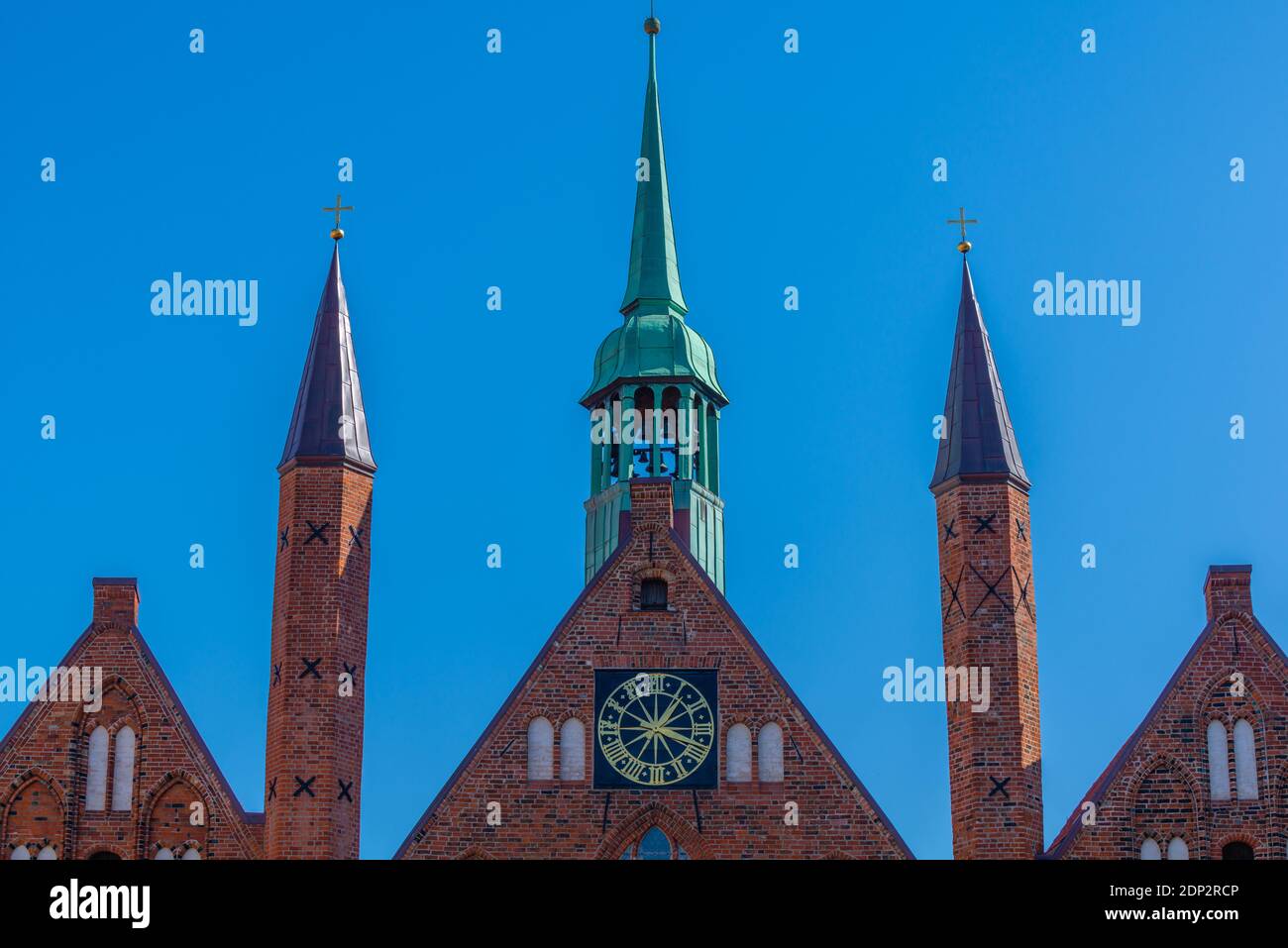 Campanile e orologio del Gotico Heiligen-Geist-Hospital o Santo-Spirito-Ospedale, Città anseatica di Lübeck, Schleswig-Holstein, germania del Nord, Europa Foto Stock