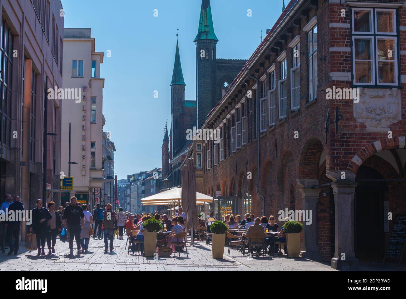 La principale via dello shopping e la zona pedonale Breite Strasse nel centro della città, Città anseatica di Lübeck, Schleswig-Holstein, Germania del Nord, Europa Foto Stock