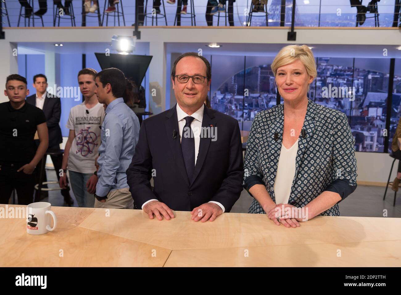 Il presidente francese Francois Hollande si pone con la giornalista Maitena Biraben prima di essere intervistato su 'le supplement' live TV show presso la sede del canale televisivo privato francese Canal Plus, a Parigi, in Francia, il 19 aprile 2015. Foto di Jacques Witt/piscina/ABACAPRESS.COM Foto Stock