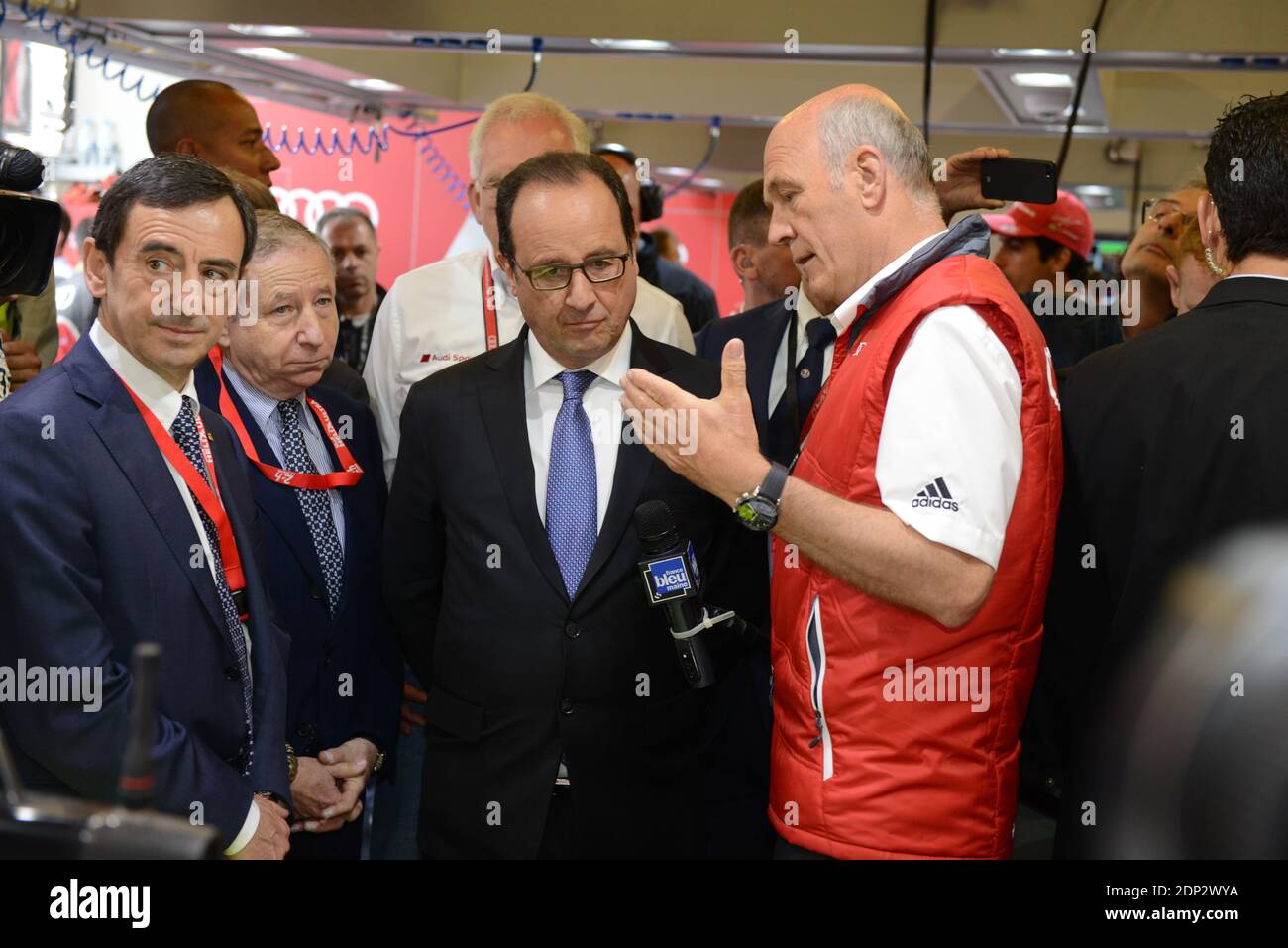 Presidente dell'Automobile Club de l'Ouest (ACO) Pierre Fillon, presidente della Federazione Internazionale Auto (FIA) Jean Todt, Presidente francese Francois Hollande, E capo dell'Audi Motorsport Wolfgang Ullrich, visita la pit lane prima dell'inizio della 83a gara endurance di le Mans, 24 ore, a le Mans, Francia occidentale, il 13 giugno 2015. Foto di Guy Durand/ABACAPRESS.COM Foto Stock