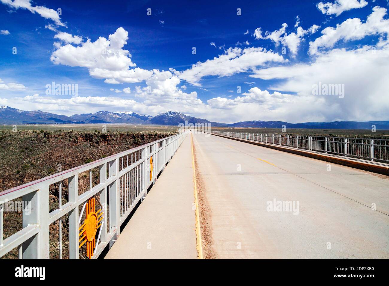 Acciaio ponte sopra il fiume Rio Grande vicino a Taos, Nuovo Messico, STATI UNITI D'AMERICA Foto Stock