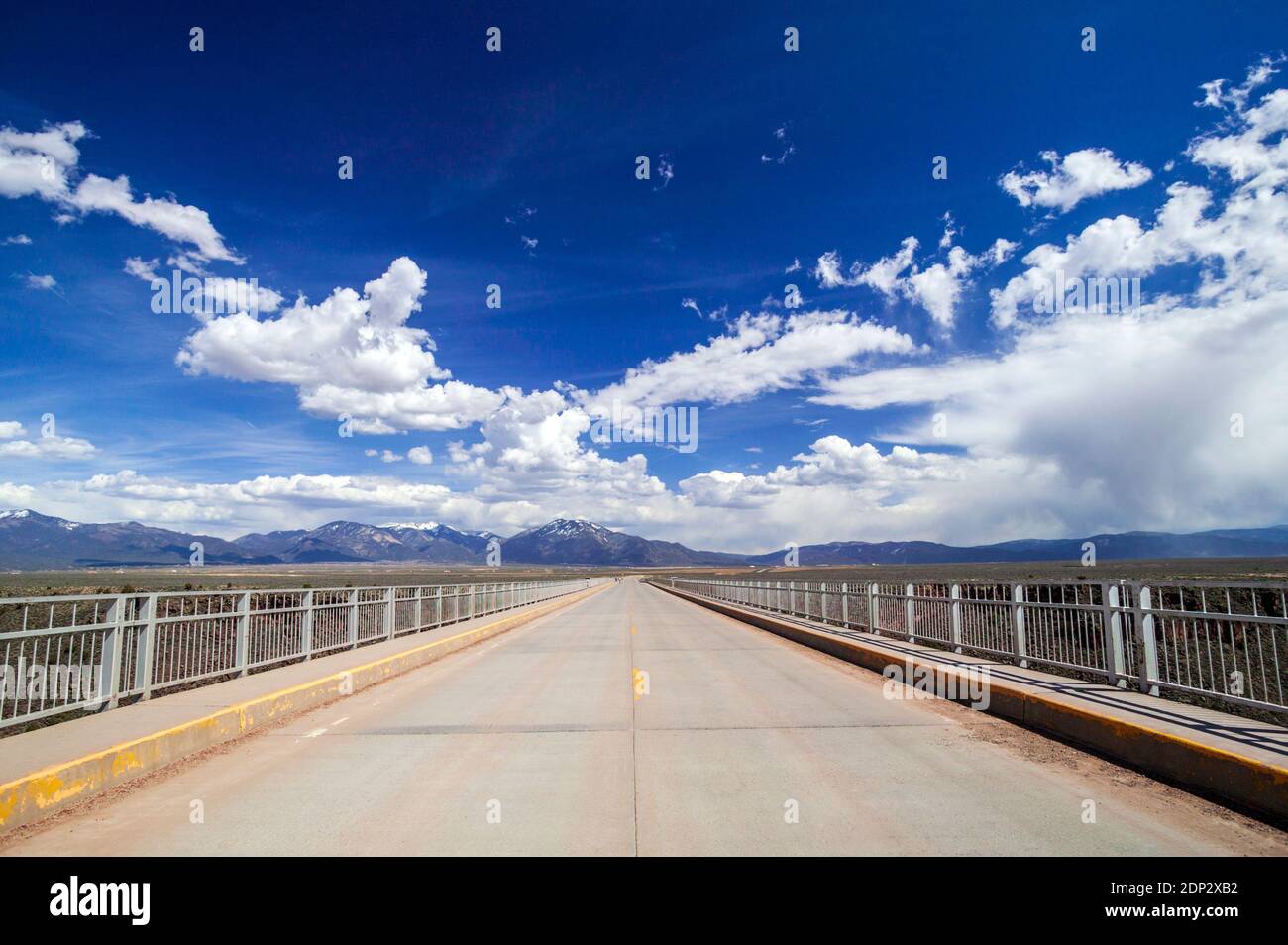 Acciaio ponte sopra il fiume Rio Grande vicino a Taos, Nuovo Messico, STATI UNITI D'AMERICA Foto Stock