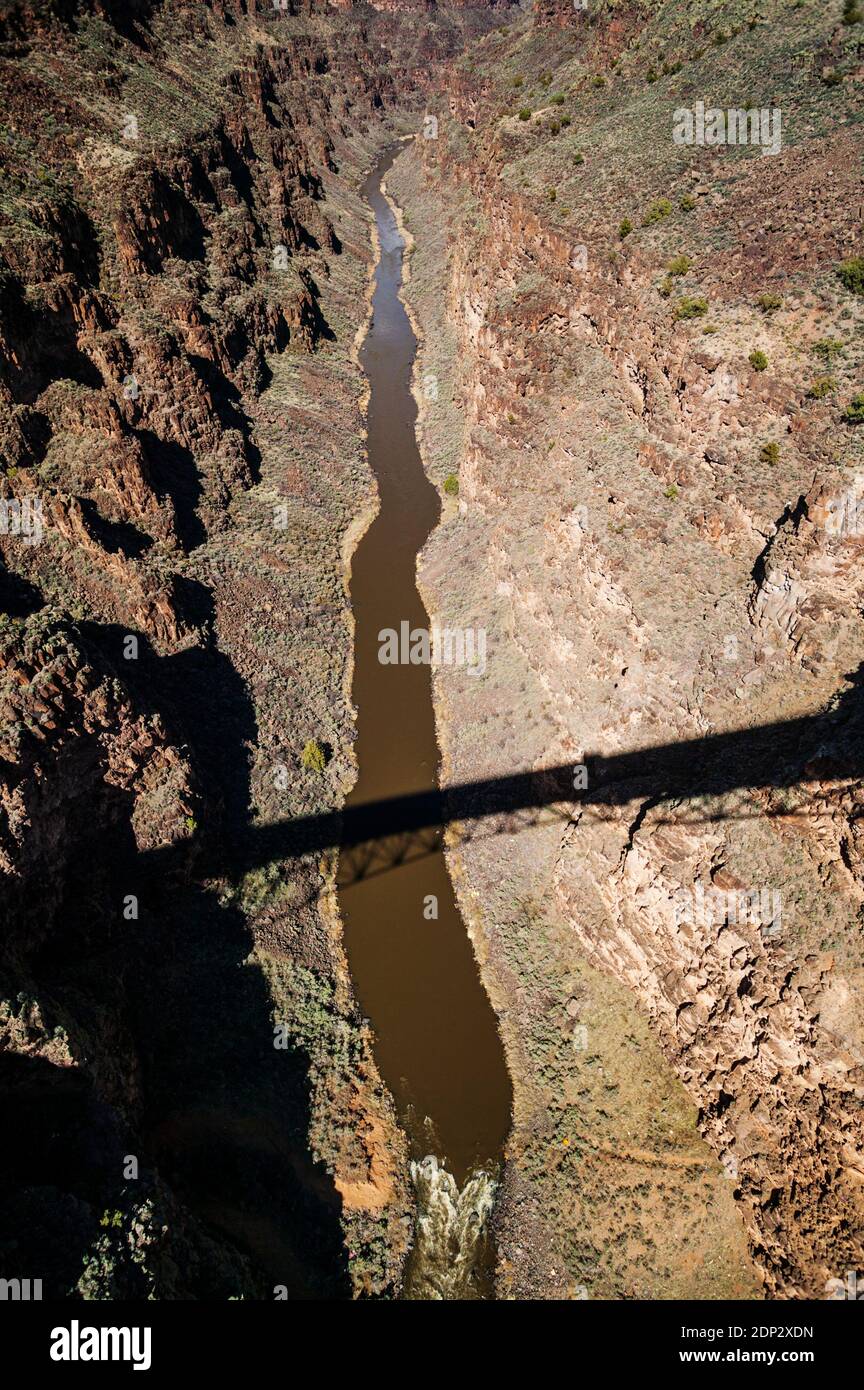 Vista panoramica da un acciaio ponte che attraversa il fiume Rio Grande vicino a Taos, Nuovo Messico, STATI UNITI D'AMERICA Foto Stock