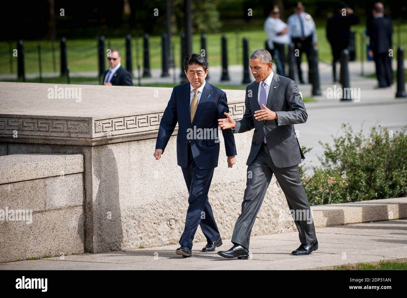 Il presidente Barack Obama ed il primo ministro Shinzo Abe del Giappone parlano mentre camminano per visitare il memoriale di Lincoln a Washington, DC, Stati Uniti, lunedì 27 aprile 2015. Il primo ministro Abe è nella capitale della nazione per discutere una serie di questioni economiche, di sicurezza e globali, tra cui i progressi sul partenariato Trans-Pacifico, il ruolo in espansione del Giappone nell'Alleanza e il cambiamento climatico. Foto di Pete Marovich/piscina/ABACAPRESS.COM Foto Stock