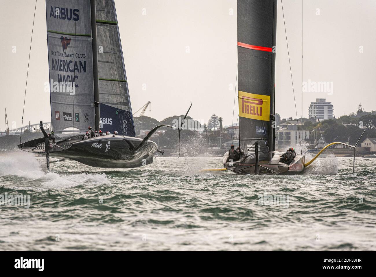 Luna Rossa Prada Pirelli in manouvers pre-gara con American Magia per la loro seconda partita del giorno durante il Prada America& N. / LM Foto Stock