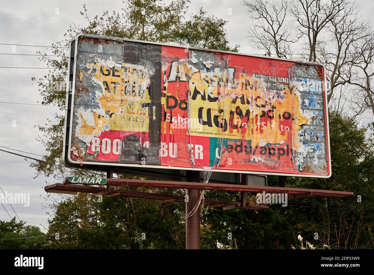 Vecchio usato Lamar pubblicità cartellone con colorati strappato fogli pubblicitari in Montgomery Alabama, Stati Uniti. Foto Stock