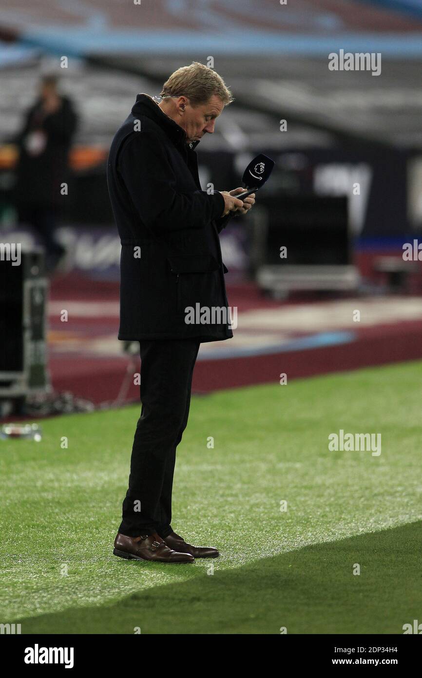 Londra, Regno Unito. 16 Dic 2020. Harry Redknapp guarda il suo telefono. Premier League Match, West Ham Utd v Crystal Palace presso lo stadio di Londra, Queen Elizabeth Olympic Park a Londra mercoledì 16 dicembre 2020. Questa immagine può essere utilizzata solo per scopi editoriali. Solo per uso editoriale, è richiesta una licenza per uso commerciale. Nessun utilizzo nelle scommesse, nei giochi o nelle pubblicazioni di un singolo club/campionato/giocatore. pic by Steffan Bowen/Andrew Orchard sports photography/Alamy Live news Credit: Andrew Orchard sports photography/Alamy Live News Foto Stock