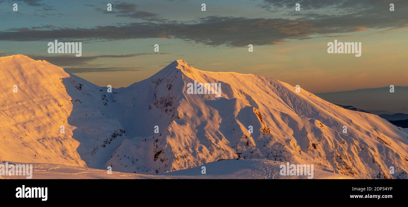 Montagna coperta di neve Grem al tramonto Foto Stock