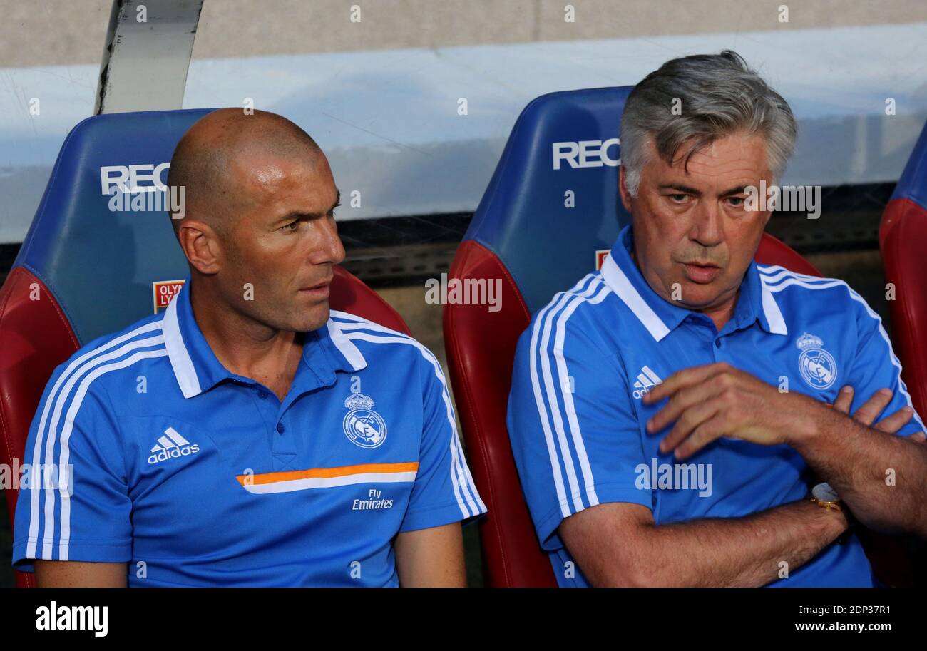 File photo : il coach italiano del Real Madrid Carlo Ancelotti e il suo assistente francese Zinedine Zidane siedono prima della partita di calcio pre-stagione, Olympique Lyonnais vs Real Madrid allo stadio Gerland di Lione, Francia, il 24 luglio 2013. La partita si è conclusa in un 2-2. Carlo Ancelotti è stato licenziato come manager del Real Madrid dopo due stagioni in carica del club spagnolo. L'italiano, 55, ha portato Real alla vittoria nella Coppa di Spagna prima di vincere la decima Coppa d'Europa del club la scorsa stagione. Ma quest'anno sono stati abbattuti dalla Juventus nella semifinale della Champions League, mentre Barcellona ha vinto la Liga. Foto di vince Foto Stock