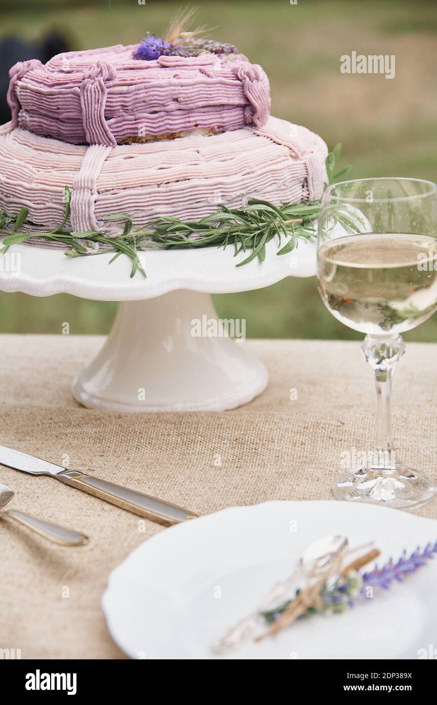 torta di burro in stile rustico su un tavolo festivo con un bicchiere di vino bianco Foto Stock