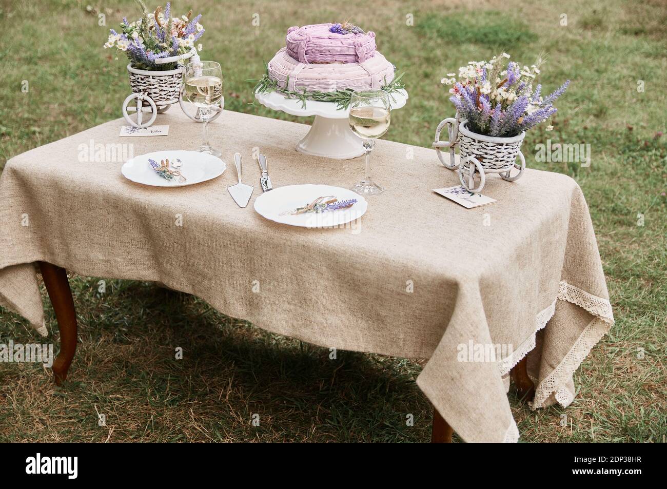 tavolo da nozze in stile boho con torta per sposo e sposa Foto Stock