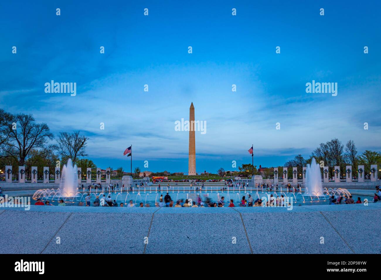 Crepuscolo al Monumento della seconda Guerra Mondiale - con il Washington Monument Beyond, Washington, DC, USA Foto Stock